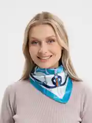 Лазурный элегантный квадратный платок из шелковистой ткани с принтом