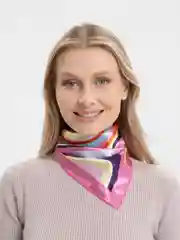 Розовый элегантный квадратный платок из шелковистой ткани с принтом