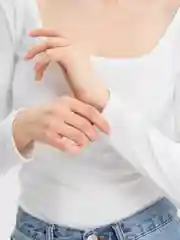 Белый лонгслив женский, флисовый, с вырезом