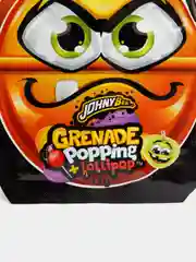 Зеленый леденец на палочке с шипучей карамелью Johny Bee Grenade, 13 г