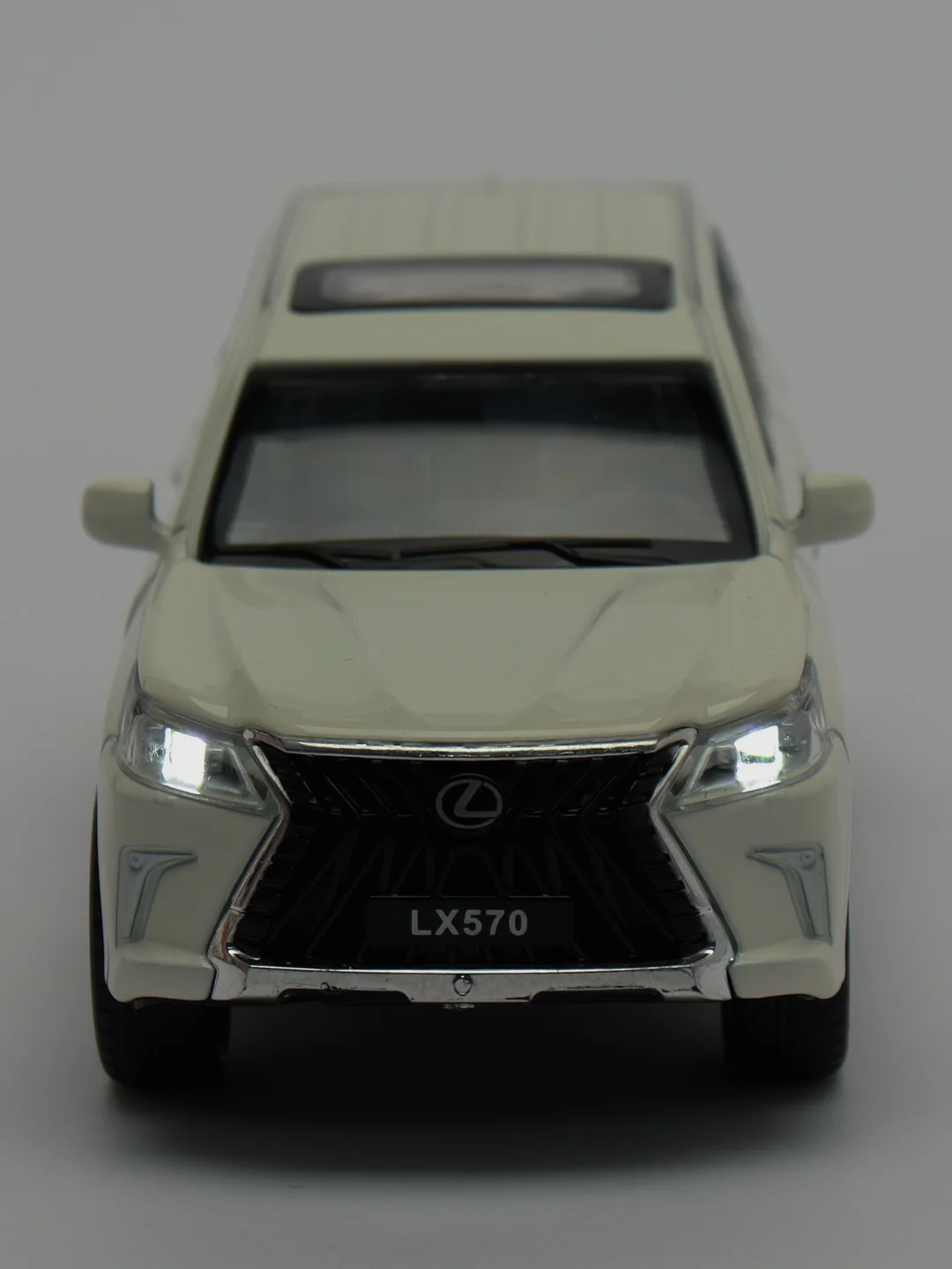 Красный модели автомобилей   BMW X5, BMW X7, TOYOTA- PRADO, RANGE ROVER