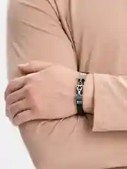 Алый браслет мужской