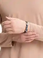Алый браслет мужской