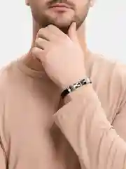 Алый браслет мужской