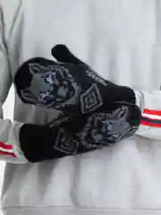 Шерстяные варежки "Волк"