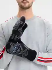 Шерстяные варежки "Волк"