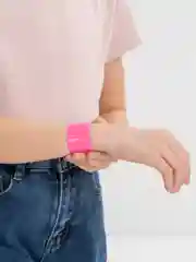 Розовый браслет светоотражающий