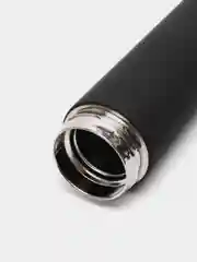 Черный термос с логотипом автомобиля Chevrolet