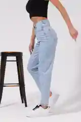Светло-синий джинсы женские mom fit с высокой посадкой