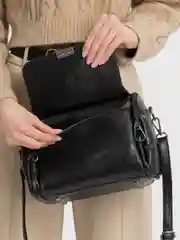 Черный женская сумка мессенджер, с длинным съёмным ремешком