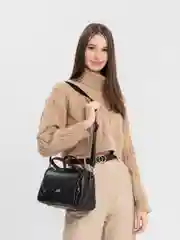 Черный женская сумка мессенджер, с длинным съёмным ремешком