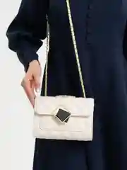 Молочный женская сумка стеганная, с клапаном