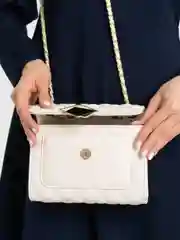 Молочный женская сумка стеганная, с клапаном