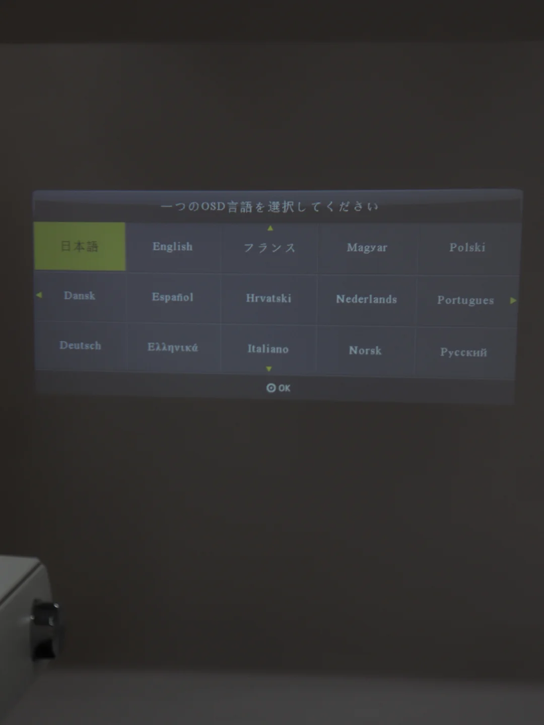 Серебряный проектор с беспроводным подключением YG-430 1080P WIFI multiscreen