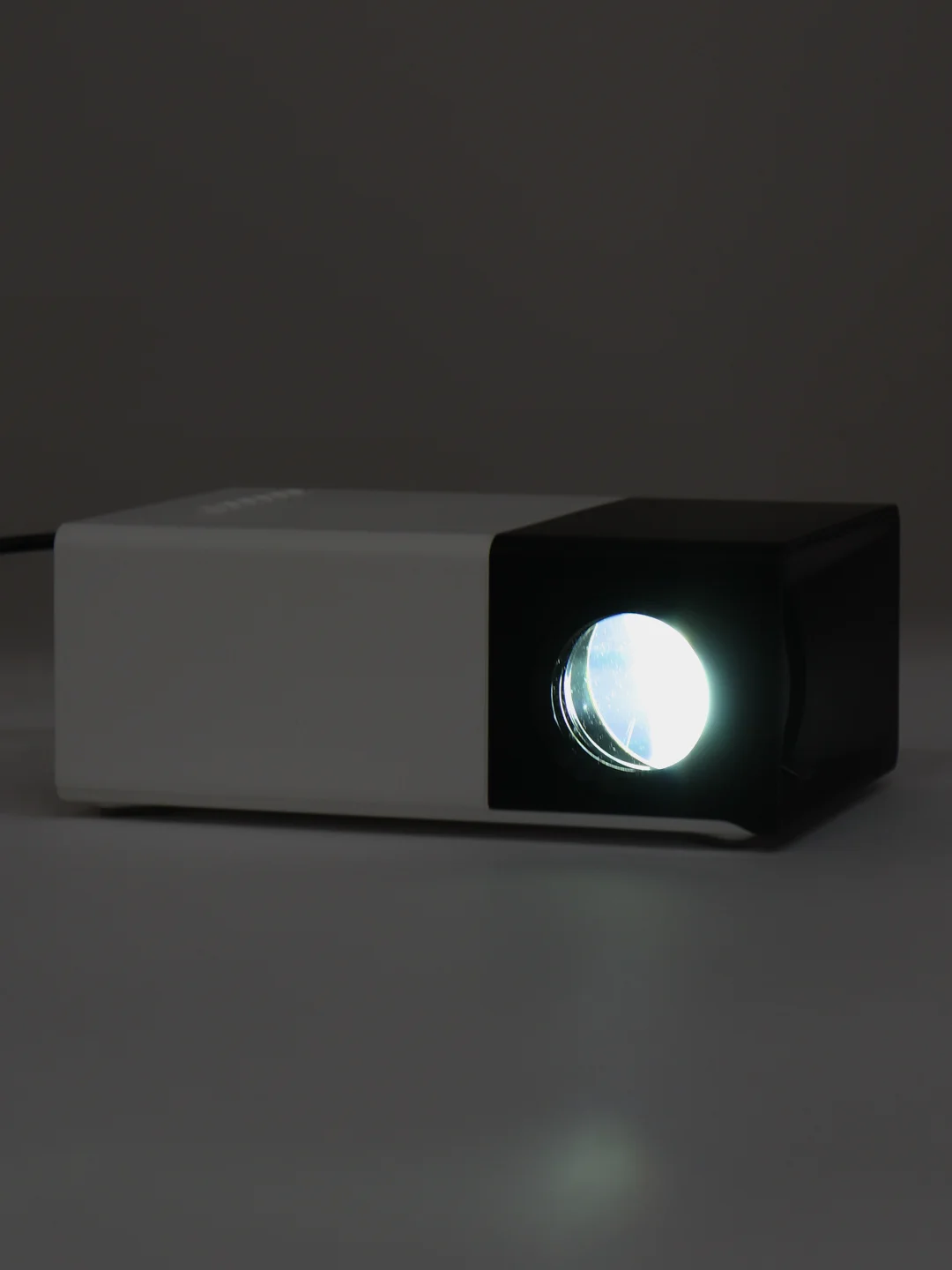 Черный портативный проектор с беспроводным подключением YG-300Plus 1080P WIFI multiscreen
