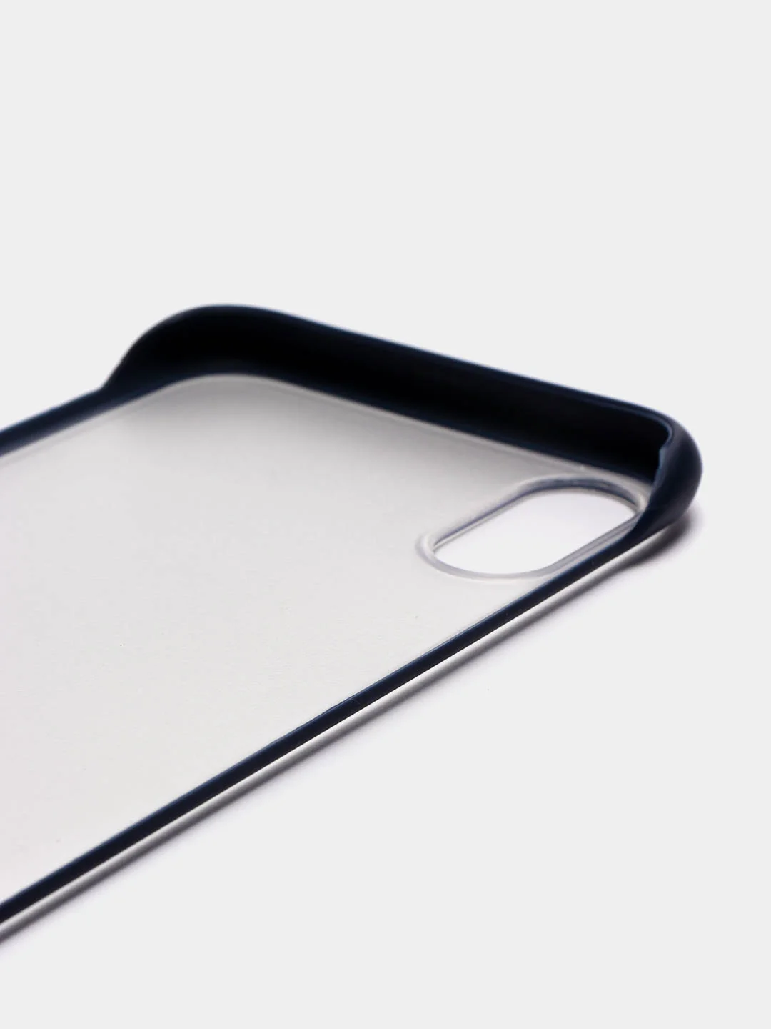 Красный прозрачный чехол на IPhone