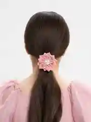Пастельно-коралловый бантик на резинке