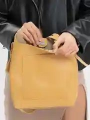 Желтый сумка женская кожаная, с регулируемым ремешком
