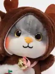 Тёмно-коричневый мягкая игрушка-брелок "Кот в костюме", 12 см, котик в кигуруми, кот в кигуруми