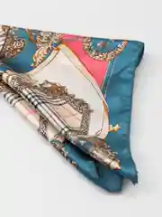 Зеленый платок женский, атласный, с рисунком