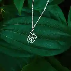 Серый колье в форме животных