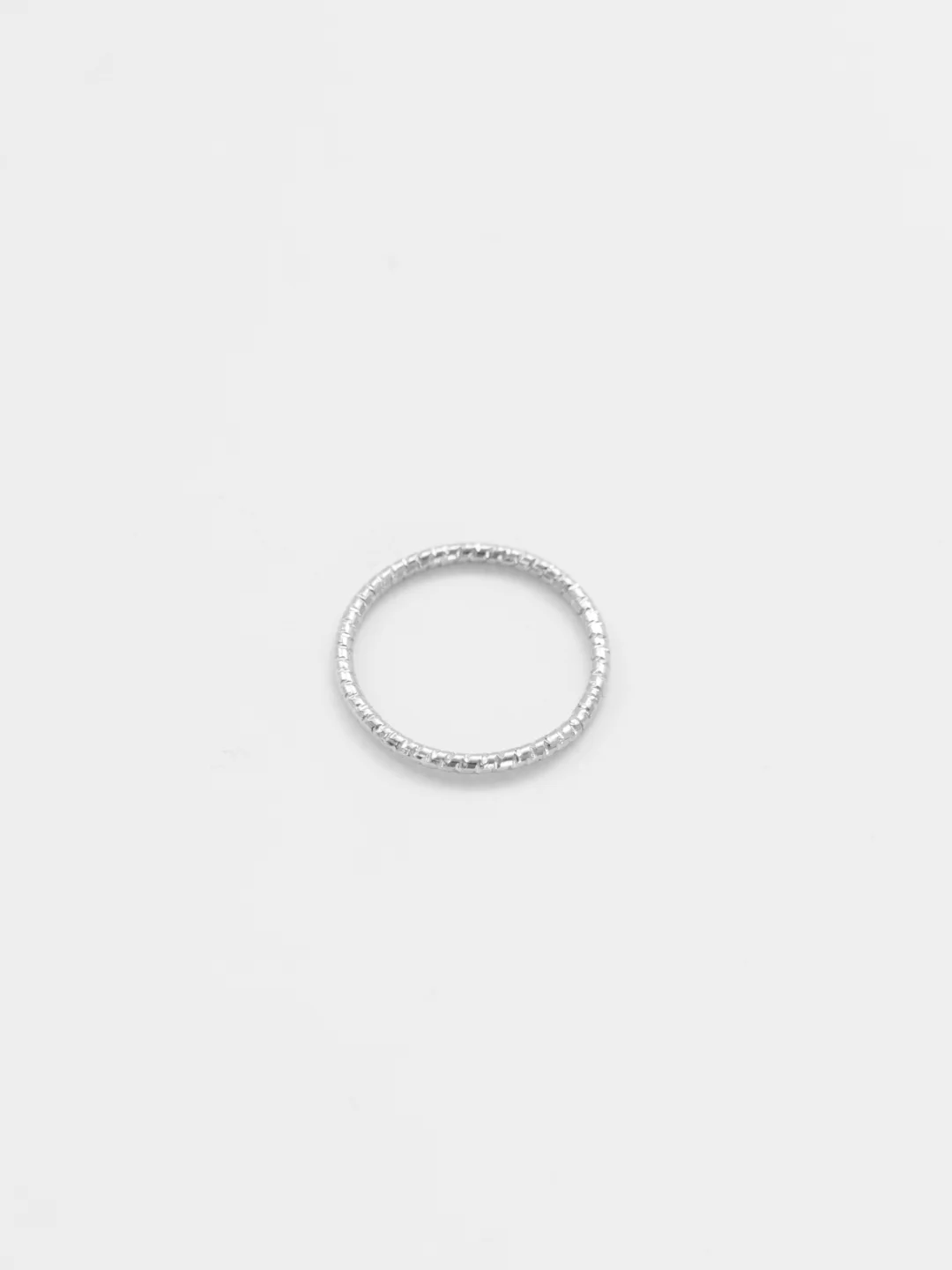 Серебряный кольцо тонкое рельефное