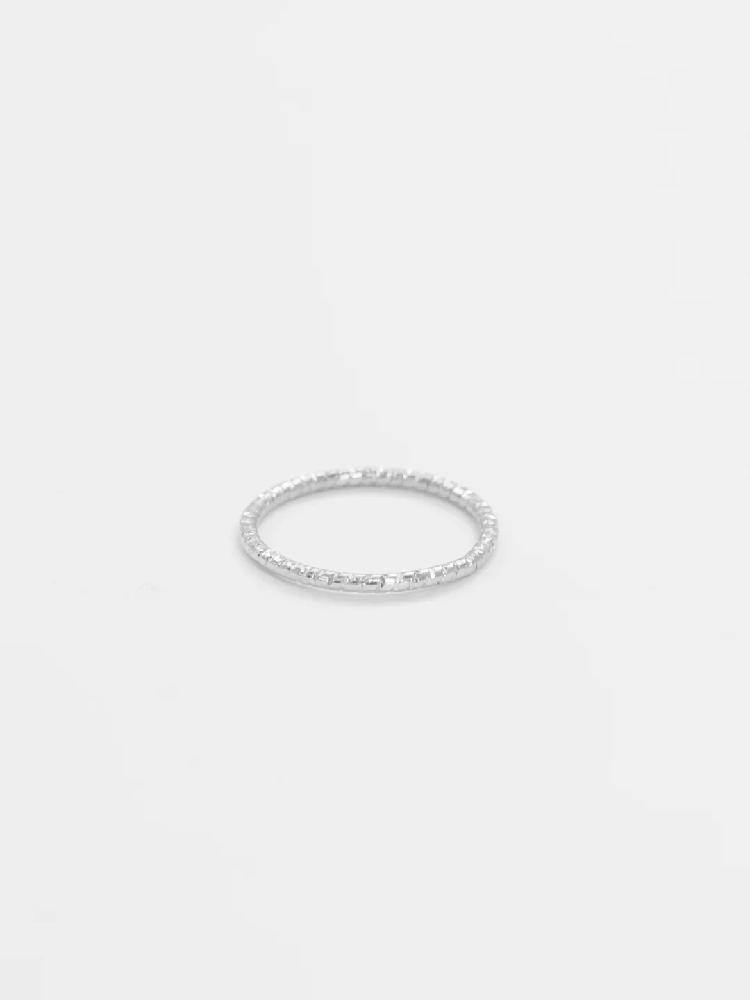 Серебряный кольцо тонкое рельефное
