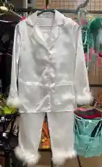 Белый пижамный костюм из брюк и рубашки, шелковый, с перьями