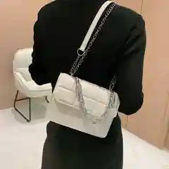 Сумка жкнская на цепочке