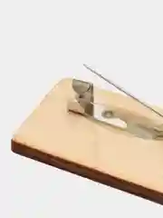 Красный значок деревянный "Аниме"