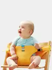 Желтый держатель ребенка на стуле