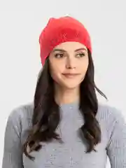 Алый шапка женская