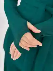 Зеленый женский костюм с брюками-палаццо и кофтой с длинным рукавом
