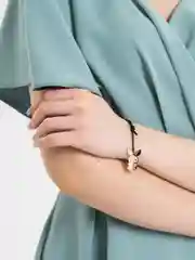 Белый браслет с подвеской