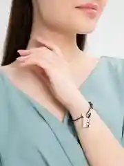 Белый браслет с подвеской