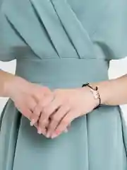 Белый браслет с подвеской
