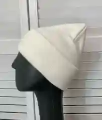 Белый шапка с отворотом