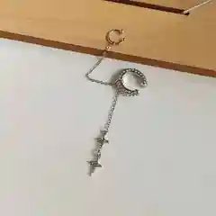Серый меланж серьга-каффа без прокола с зажимом, цепочкой, кисточками для мочки и хряща уха, панк,