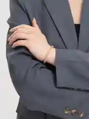 Розовый браслет на резинке, веревке