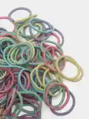 Конфетный цветные резинки для волос 100 шт женские большой яркий набор в косметичке