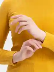 Горчичный лонгслив женский, лапша