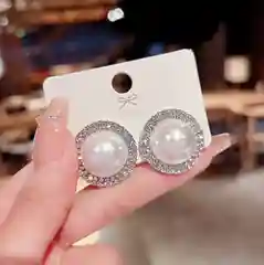 Вишнёвый сережки гвоздики