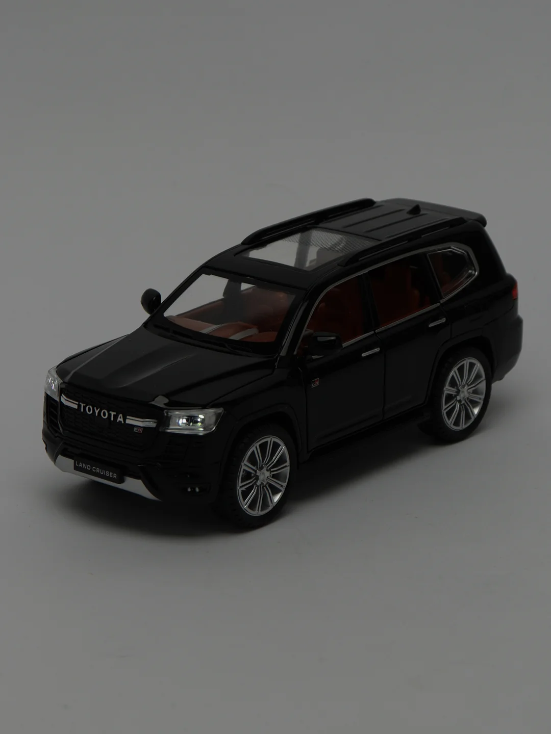 Бордовый металлическая модель Toyota Land Cruiser 300 в масштабе 1:24