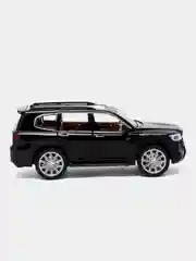 Бордовый металлическая модель Toyota Land Cruiser 300 в масштабе 1:24