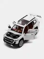 Белый металлическая модель Toyota Land Cruiser 300 в масштабе 1:24