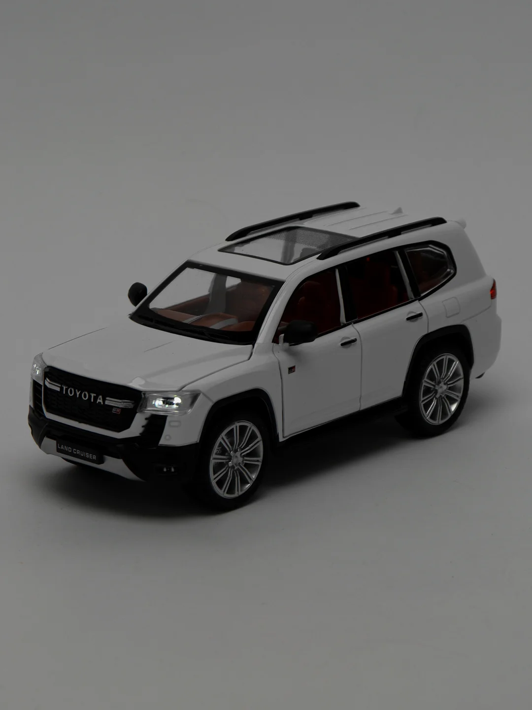 Белый металлическая модель Toyota Land Cruiser 300 в масштабе 1:24