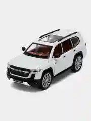 Белый металлическая модель Toyota Land Cruiser 300 в масштабе 1:24