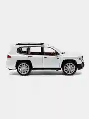 Белый металлическая модель Toyota Land Cruiser 300 в масштабе 1:24