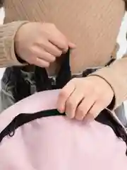 Розовый рюкзак для девочки подростка с меховым брелком