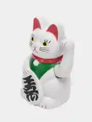 Белый денежный кот на батарейках